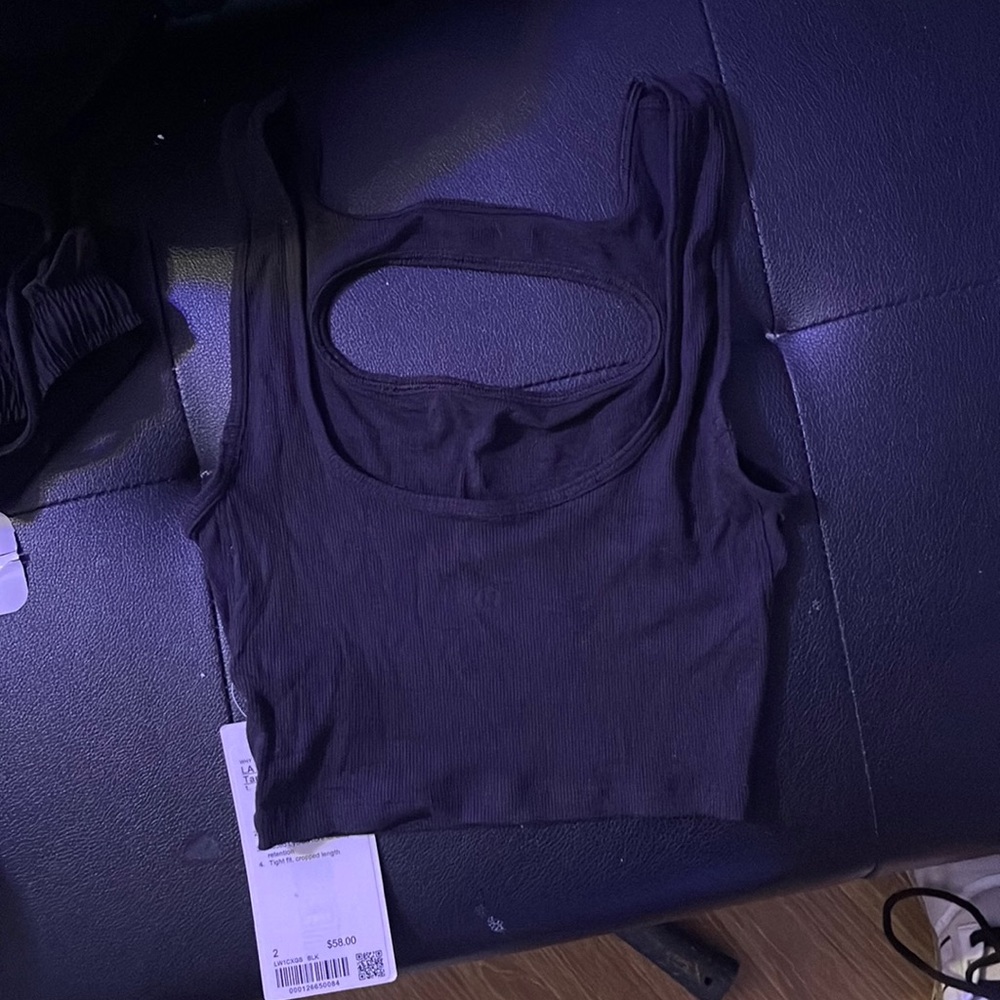 WHY WE MADE THIS
LA Front Cutout Crop
Tank
1. A reputation, a vibe, a way of
lif